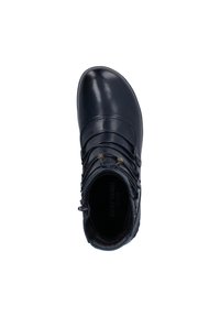 Botte en cuir noir avec une semelle plate, un design de sangles croisées et une fermeture éclair sur le côté. Texture lisse et bout rond.
