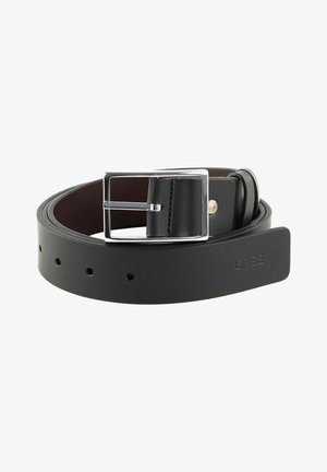 Cinturón de cuero negro con una hebilla rectangular plateada, que presenta un acabado suave, varios agujeros de ajuste y un acento de marca.