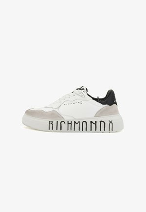 Sneaker bianca con dettagli in suede grigio e tallone nero; presenta il testo audace "RICHMOND" sulla suola; suola piatta in gomma; design con lacci.