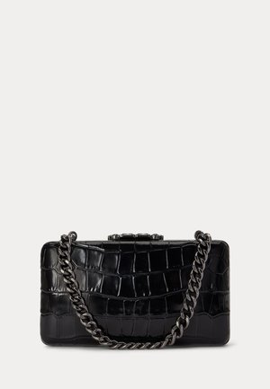Bolso de mano negro brillante con estampado de cocodrilo, cadena gruesa plateada y forma rectangular sobre fondo liso.