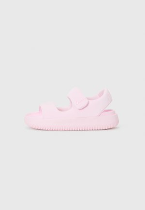 Rosa sandaler laget av mykt, fleksibelt materiale. Åpen tå-design med to brede stropper og en teksturert såle for godt grep.