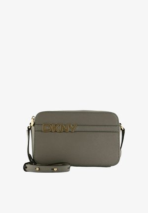 Sac bandoulière rectangulaire gris avec logo "DKNY" doré sur le devant et sangle ajustable avec ferrures dorées.