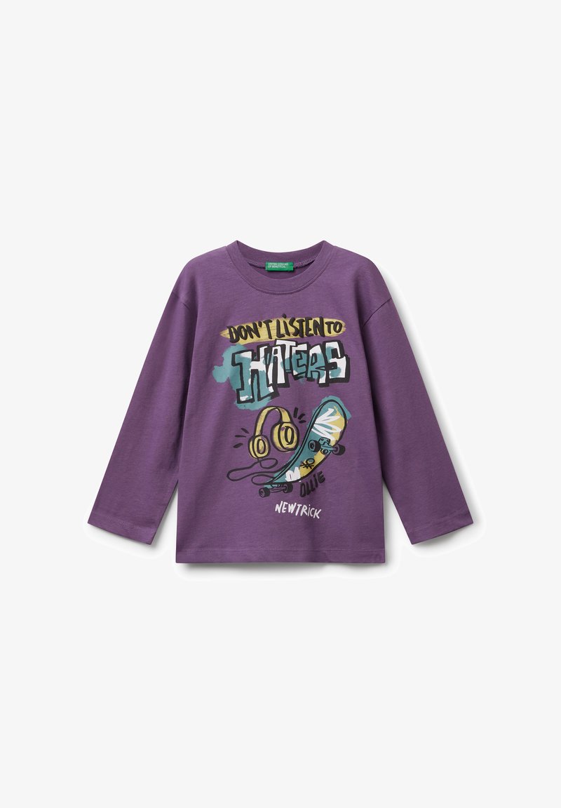 Lilanes Langarmshirt mit Grafik von Kopfhörern, Skateboard und den Texten "LASS DICH NICHT VON HASSERN BEIRREN", "OLLIE" und "NEUER TRICK."