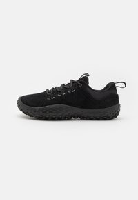 Scarpe da ginnastica nere con parte superiore in camoscio e mesh, punta arrotondata e suola esterna in gomma testurizzata. Presentano un design con stringhe e un anello posteriore per il supporto.