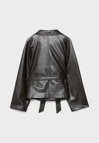 Čierna kožená bunda s opaskom v páse, zobrazená na rovnej ploche zozadu na jednoduchom svetlom pozadí.