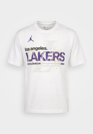 Λευκό T-shirt με το κείμενο «los angeles. LAKERS Established in 1960», αχνό λογότυπο Lakers στο φόντο και μικρό λογότυπο Jumpman στο στήθος.