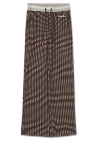 Brūna un krēmkrāsas pidžamu bikses ar pārbaudes rakstu, elastīgu jostu, priekšējo auklu un platām kājām, izgatavotas no mīkstas auduma.