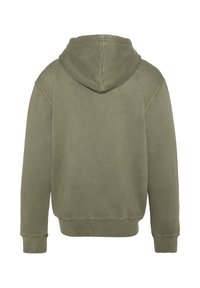 Olijfgroene hoodie van zacht materiaal, met een trekkoord in de capuchon, ribgebreide manchetten en een relaxte pasvorm. Glad oppervlak met minimale naden.