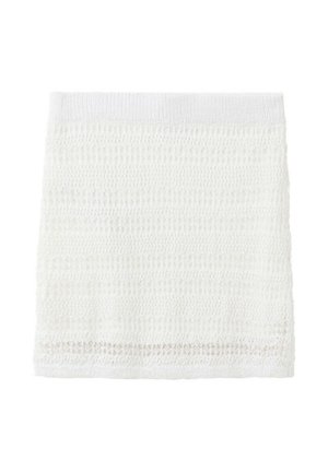 Lavette carrée tricotée blanche avec un motif texturé et des bords étroitement cousus sur fond blanc.