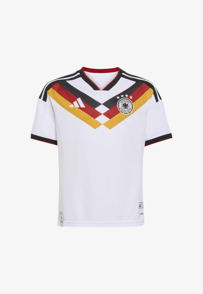 Biely futbalový dres Nemecka s čiernymi, červenými a žltými chevron pruhmi, logo Adidas a emblém národného tímu so štyrmi hviezdami.