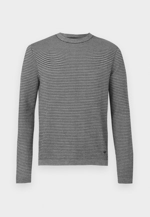 Camisola cinzenta de malha com padrão de grelha, decote redondo e mangas compridas. Tecido texturizado com punhos e bainha canelados. Design simples.