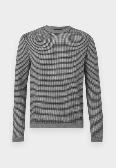 Szürke kötött pulóver rácsmintával, kerek nyakkal és hosszú ujjal. Texturált anyag bordázott mandzsettákkal és szegéllyel. Egyszerű kialakítás.