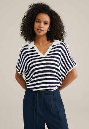 Maglione a righe navy e bianche a maniche corte con scollo a V e colletto bianco. Morbida texture a maglia, vestibilità rilassata, con righe orizzontali.