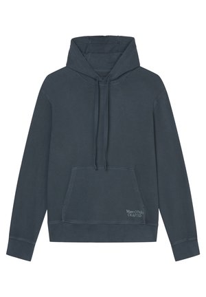 Dunkelblauer Pullover mit Kapuze, vorne mit Kängurutasche und Kordelzügen, mit dezentem "Marc O'Polo CRAFTED"-Logo auf der unteren Tasche.