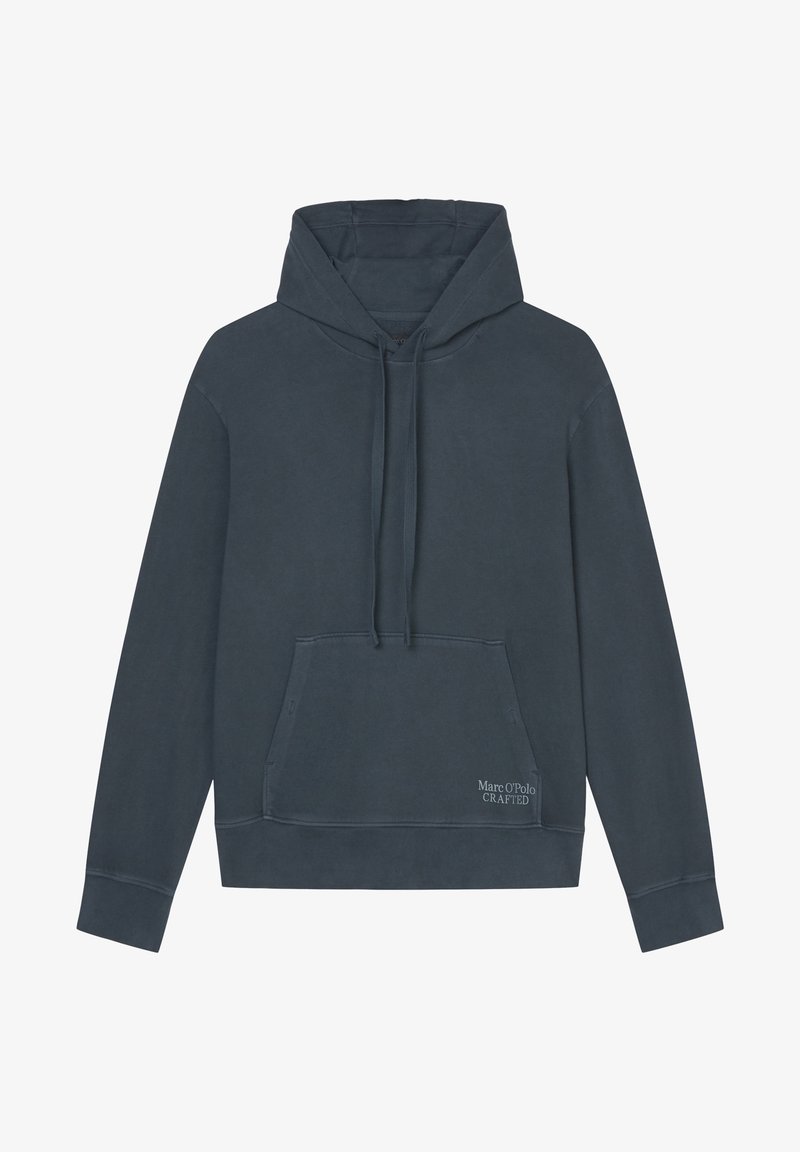 Sweat à capuche bleu foncé avec poche kangourou à l'avant et cordons, portant un logo discret "Marc O'Polo CRAFTED" sur la poche inférieure.