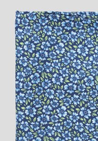 Materiał bawełniany w granatowym tle, zdobiony małymi niebieskimi kwiatami i zielonymi liśćmi w powtarzającym się wzorze kwiatowym.
