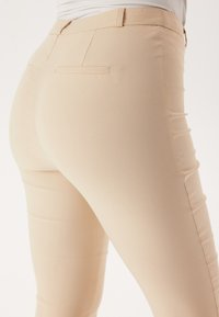 EVERLY - Chinos - tan