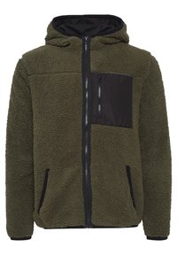 Groene fleece jack met een getextureerde buitenkant, ritssluiting aan de voorkant, zwarte accenten op de zakken en capuchon, met een klein borstzakje.