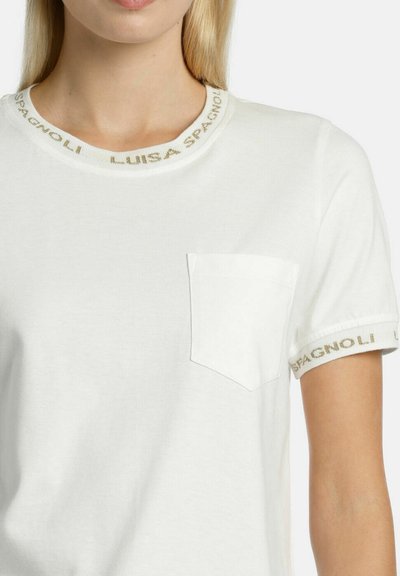 Tricou alb din bumbac cu decolteu rotund, având un accent texturat cu numele brandului de culoare aurie. Include o mică buzunare pe partea din față și mâneci scurte.