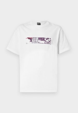 T-shirt bianca con un pannello grafico orizzontale che presenta motivi astratti viola e rossi sul petto.