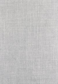 Tessuto grigio chiaro con una trama fine e texture. Il materiale appare leggero e morbido, adatto per varie applicazioni tessili.