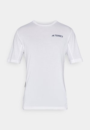 Λευκό κοντομάνικο μπλουζάκι φτιαγμένο από αναπνέον ύφασμα με διακοσμητικά διχτυωτά στοιχεία στις μανικέτες. Περιέχει το λογότυπο "TERREX" σε ναυτικό μπλε μπροστά.
