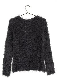 Suéter negro y difuso en un perchero, con mangas largas, cuello redondo y una superficie texturizada con un aspecto suave y peludo.