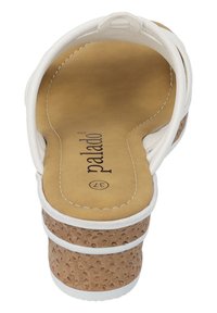 Sandalo bianco con tacco in sughero, fodera interna liscia e doppi cinturini. Design del plantare curvato con superficie testurizzata sulla suola.