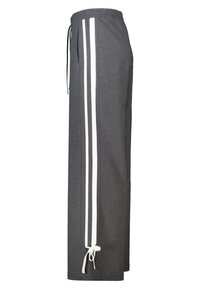 Grijze sportbroek met witte zijstrepen, elastische tailleband en trekkoord. Gemaakt van een gladde stof met een losse pasvorm.