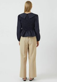 YAS GESMOKTES ROMA - Bluse - navy blazer