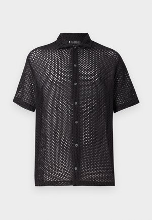 Chemise noire à manches courtes et boutonnée, fabriquée en tissu en maille tissée transparente, avec un col droit et un motif texturé et ouvert sur l'ensemble.