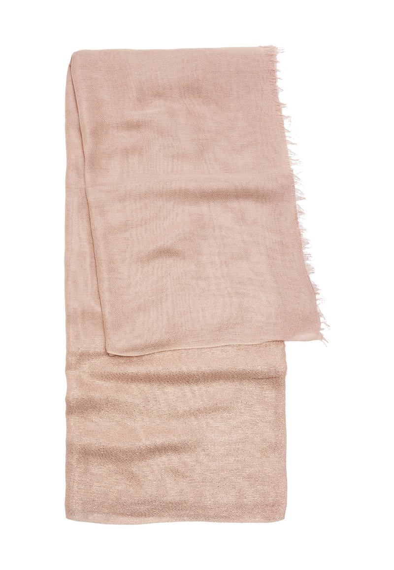 Jasnoróżowy, lekki szalik o miękkiej fakturze i postrzępionych krawędziach, luźno złożony na białym tle.