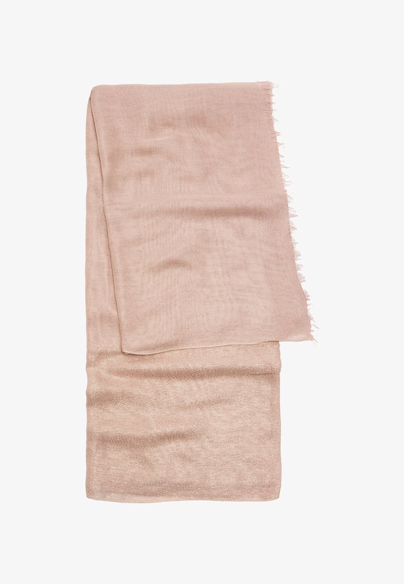 Jasnoróżowy, lekki szalik o miękkiej fakturze i postrzępionych krawędziach, luźno złożony na białym tle.