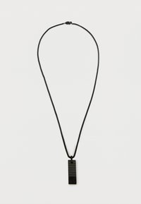 Collier noir avec un pendentif rectangulaire texturé, pr�ésentant une finition lisse et une chaîne en cordon noir.