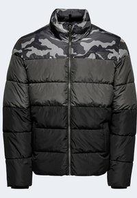Padded jacket mit einem Camouflage-Oberpanel in dunkelgrauen und schwarzen Abschnitten, hohem Kragen und Frontreißverschluss. Strukturierter Stoff mit horizontalen Nähten.