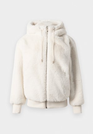 Giacca bianca fluffy con zip e cappuccio, dotata di stringhe di regolazione, polsini e orlo a coste, esposta su uno sfondo semplice.