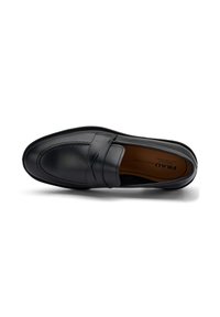 Mocassino in pelle nera con finitura liscia, caratterizzato da un motivo cucito sulla punta e una sottile banda sulla parte superiore. Forma semplice e elegante.