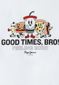 Camiseta blanca con un diseño de dibujos animados de personajes de comida: helado, hamburguesa, pizza, perrito caliente y una bebida. El texto dice "¡BUENOS MOMENTOS, BRO! ME SIENTO BIEN."