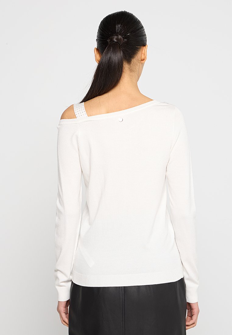 Weißer Pullover mit lockerer Passform, schulterfreiem Design, gerippter Textur und einem dekorativen Band mit dezenten Akzenten auf der Rückseite.