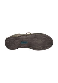 Groene suède sneaker met een bruine rubberen buitenzool, voorzien van een hexagonaal profiel en een blauw accent op de zool.