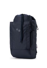 Dunkelblauer Rucksack mit Kordelzugverschluss, Fronttasche, zwei Reißverschlussfächern und glattem Gewebe. Mit runden grauen Akzenten.