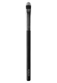 Schwarzer Schminkpinsel mit einer flachen, abgerundeten Spitze und synthetischen Borsten. Der Griff ist glatt und hat eine metallische Ferrule mit einem Logo.
