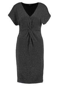 Svart klänning med korta ärmar, V-ringning och knutdetalj fram. Har vertikala metalliska ränder och en figurnära silhuett.