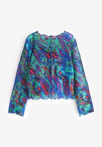 Virheellinen pitkähiha blouse, jossa on sininen, vihreä ja punainen abstrakti kukkakuosi sekä aaltoilevat helma- ja hiharesorit, asetettuna tasolle valkoista taustaa vasten.