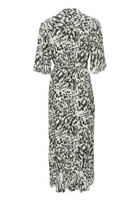 Robe maxi à motifs floraux en blanc avec des accents verts et noirs, dotée de manches courtes, d'une taille marquée et d'un design fluide.