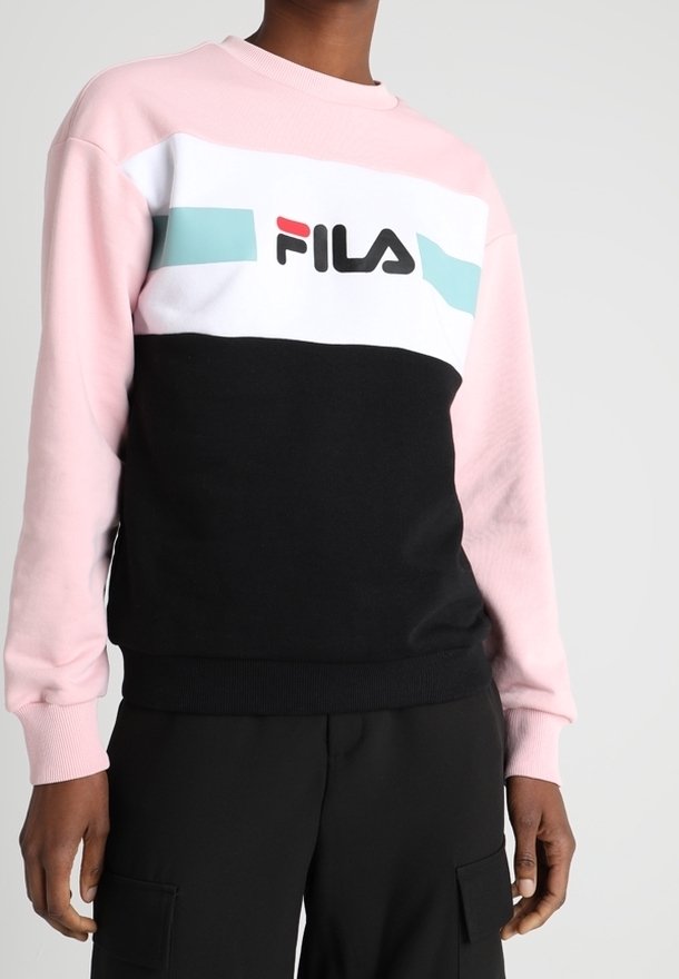 Bluza z okrągłym dekoltem w różowej górnej części, białym środkowym fragmencie z logo oraz czarnej dolnej części; zawiera turkusowe i czerwone akcenty.