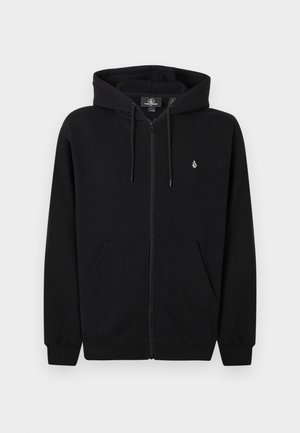 Svart hettejakke med glidelås, frontlommer, snor i hetten og liten hvit logo på venstre bryst mot en ensfarget lys bakgrunn.