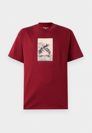 Burgundowa bawełniana koszulka z krótkim rękawem, z czarno-białym nadrukiem przedstawiającym wesołe psy, z napisem "Cała praca i żadnej zabawy" poniżej.