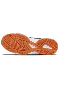 Guma podešve boty má vzorovaný grip s oranžovými a bílými sekcemi. Design zahrnuje úhlové drážky a výrazné vzorové linie.