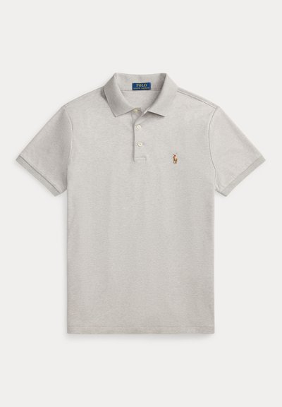 Polo Ralph Lauren gris clair à manches courtes avec col, deux boutons et petit logo brodé sur la poitrine gauche.